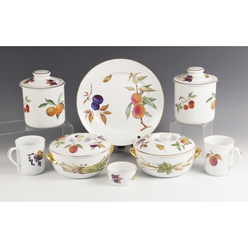 521 - An extensive collection of Royal Worcester 'Evesham' dinner service, to include dinner plates, side ... 