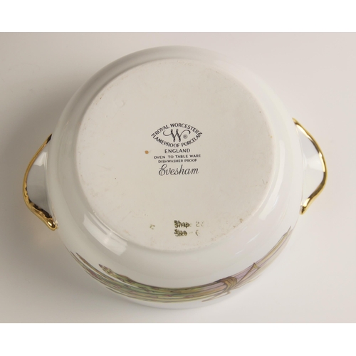 521 - An extensive collection of Royal Worcester 'Evesham' dinner service, to include dinner plates, side ... 