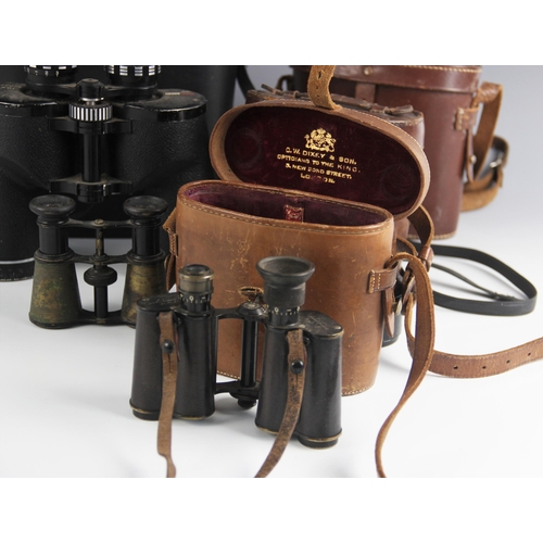 582 - A cased pair of Carl Zeiss Jena DRP Feldstecher Vergr 8 binoculars, early 20th century, retailed by ... 