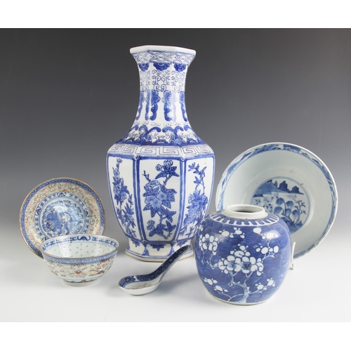 442 - A selection of Chinese porcelain, 18th century and later, comprising; an 18th century blue and white... 