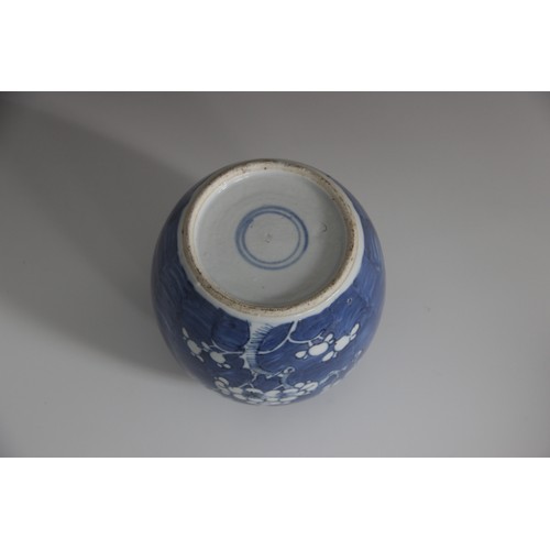 442 - A selection of Chinese porcelain, 18th century and later, comprising; an 18th century blue and white... 