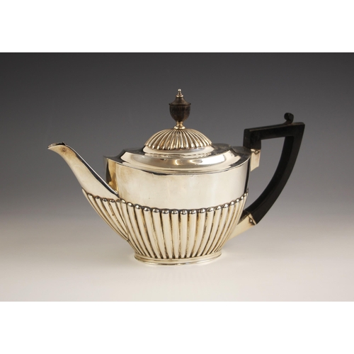 21 - An Edwardian silver teapot, Mappin Brothers, Sheffield 1900, the composite finial above a reeded hin... 
