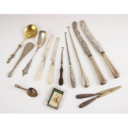29 - A selection of silver items, to include a pair of George III silver butter knife, possibly Samuel Pe... 