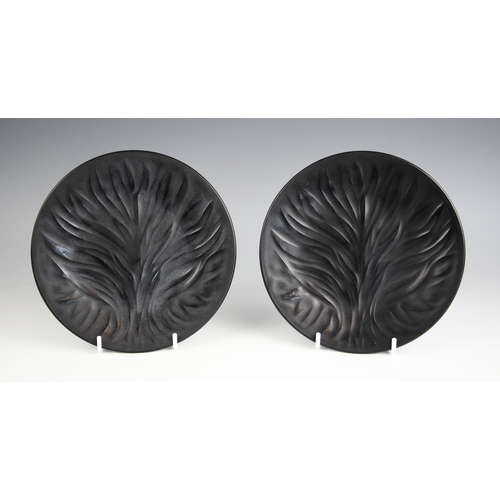 509 - A pair of Lalique glass plates in the 'Algues noir' or 'Tree of Life' pattern, 20th century, each pl... 