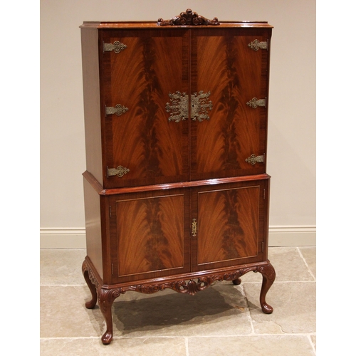 789 - A Queen Anne style mahogany cocktail cabinet, 20th century, the carved crest above a pair of flame m... 