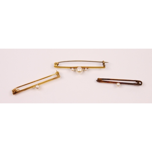 126 - A 9ct gold and cultured pearl bar brooch, the central circular cultured pearl with a smaller culture... 