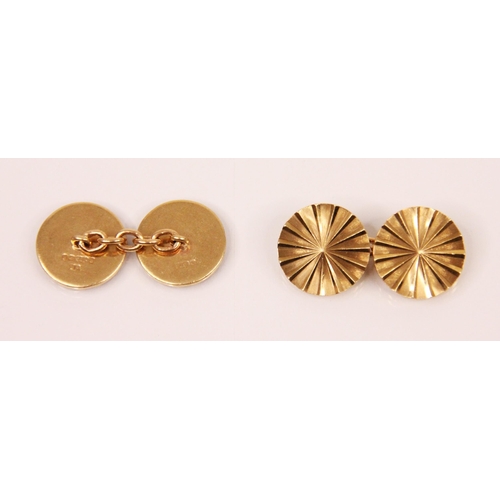 156 - A pair of 9ct yellow gold cufflinks, the circular links with grooved sunburst decoration, with trace... 