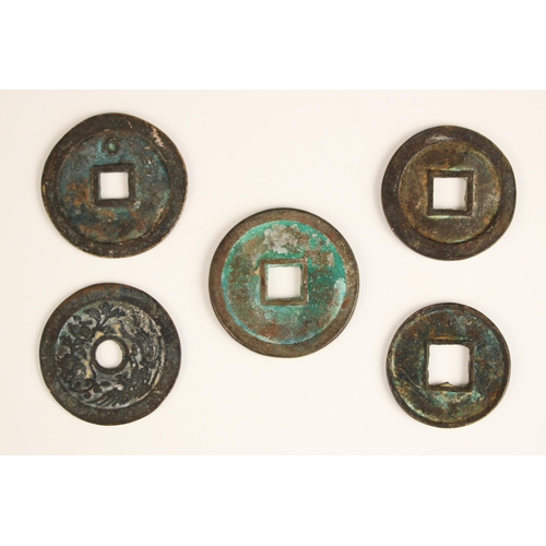 339 - A collection of five large Chinese cash coins (Qian), Ming Dynasty and later (5)