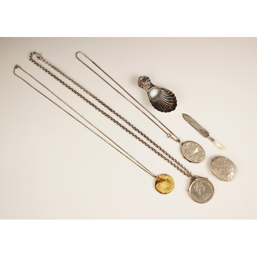 39 - A selection of silver items, to include a silver caddy spoon, David Hollander & Son, Birmingham 1978... 