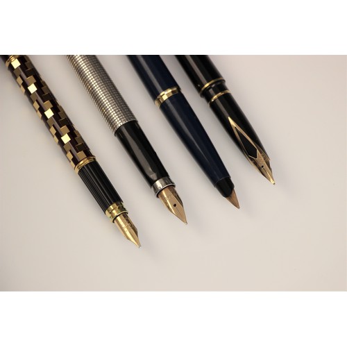 207 - A Waterman Ideal fountain pen, with nib engraved 'Paris, 18k 750' barrel decorated with applied geom... 