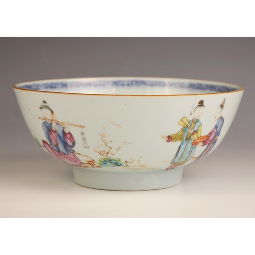 331 - A Chinese porcelain famile rose bowl, Qianlong (1736-1795) decorated to the exterior with figures in... 