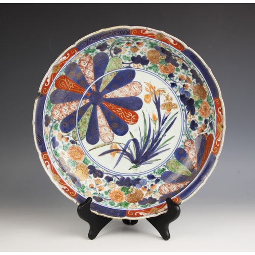 322 - A Chinese porcelain imari charger, Kangxi (1661-1722) the circular charger with ogee rim enclosing a... 