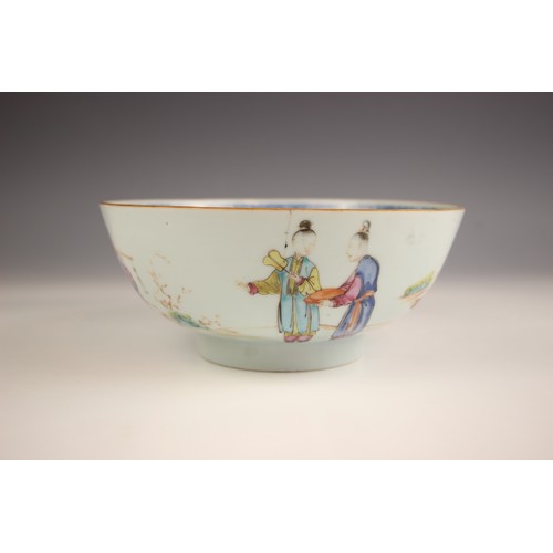 331 - A Chinese porcelain famile rose bowl, Qianlong (1736-1795) decorated to the exterior with figures in... 