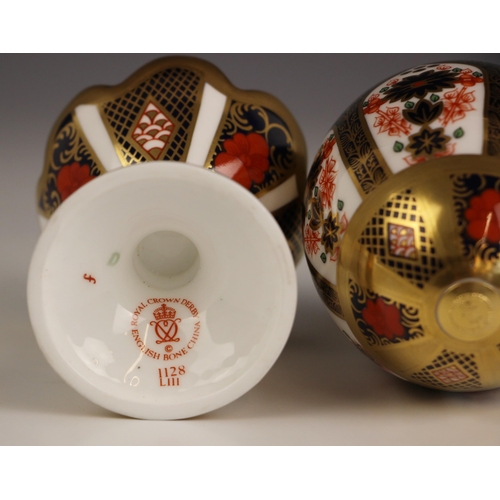 853 - A Royal Crown Derby Imari 1128 pattern egg and egg cup, the egg with gold stopper, the egg cup with ... 