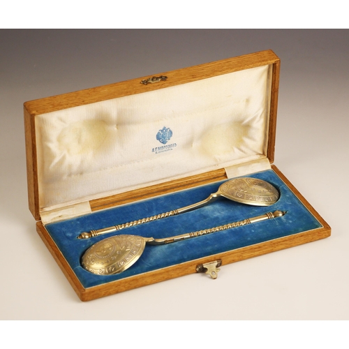 133 - A cased pair of 20th century Russian silver and gilt spoons, Moscow, assay makers mark possibly Lev ... 