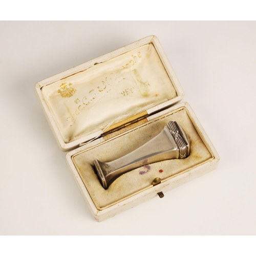 92 - An '800' standard silver desk seal, early 20th century, within fitted case, of tapering form, with r... 