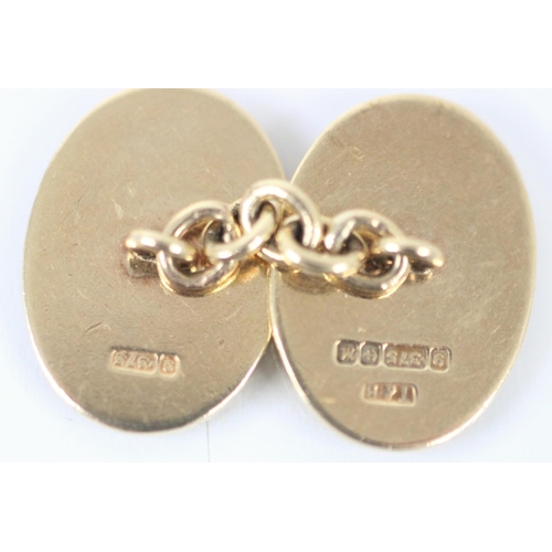 391 - A pair of 9ct yellow gold cufflinks, the oval cufflinks with initial monogram to one side and plain ... 