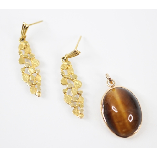 395 - A selection of 9ct yellow gold jewellery, including a 9ct yellow gold mounted tigers eye pendant, st... 