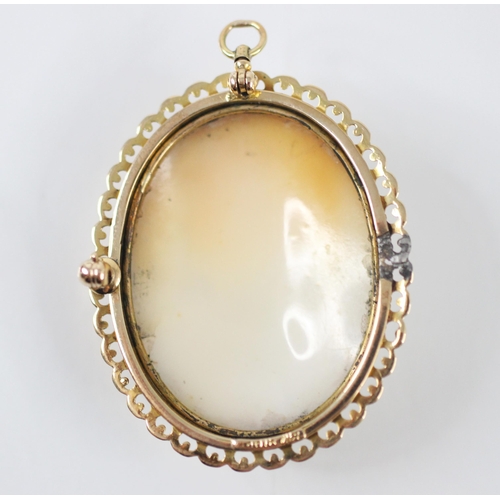 257 - A carved shell cameo brooch/pendant, the oval cameo depicting a classical maiden in profile, within ... 