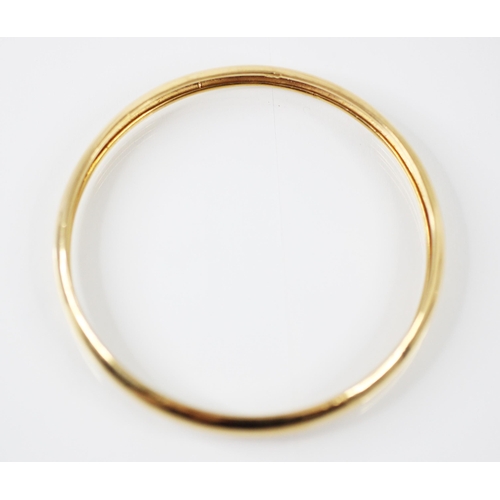 210 - A yellow metal bangle, the plain polished bangle with grooved interior, stamped 'K21' inner diameter... 