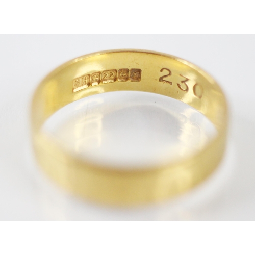 292 - A 22ct yellow gold wedding band, with textured decoration, stamped 'SH' Birmingham possibly 1973, ri... 