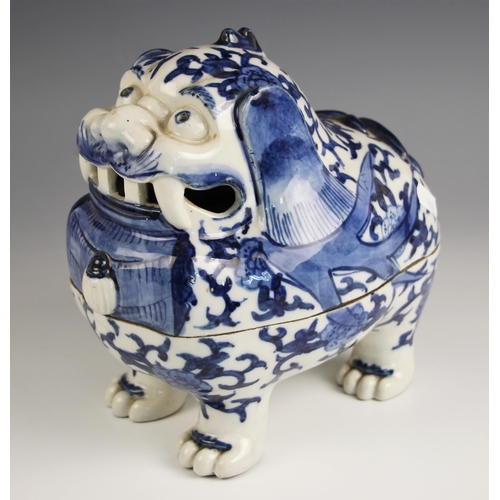 722 - A Chinese porcelain blue and white potpourri in the form of a dog of fo, 20th century, modelled stan... 