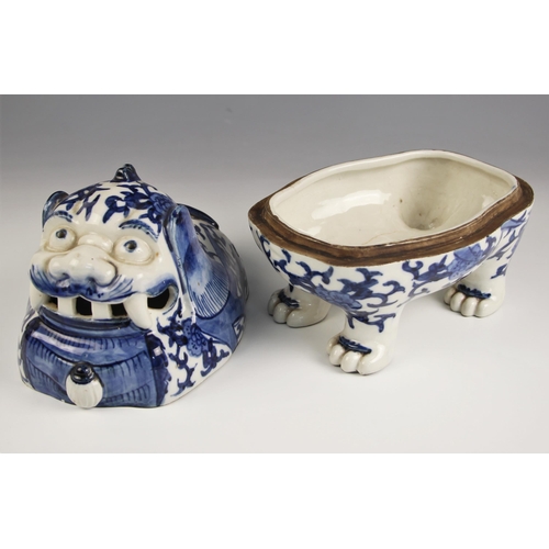 722 - A Chinese porcelain blue and white potpourri in the form of a dog of fo, 20th century, modelled stan... 