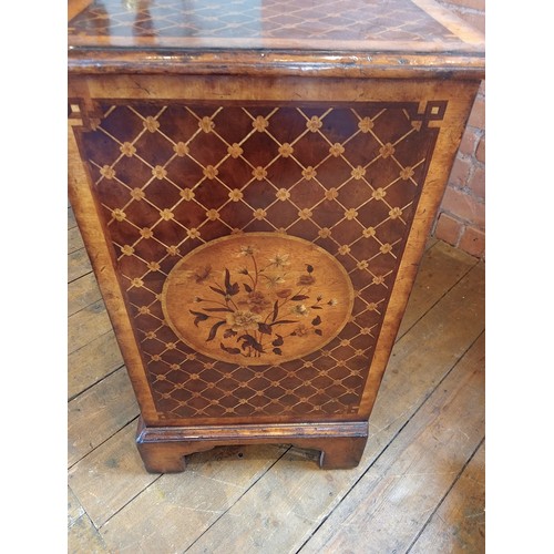 1092 - A Dutch influence 18th century style marquetry inlaid walnut chest of drawers, late 20th century, th... 