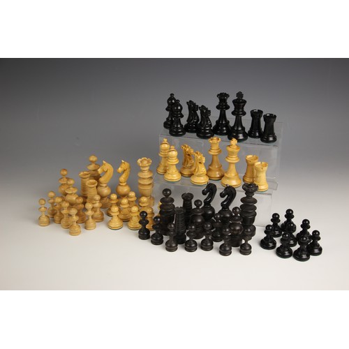 1016 - A boxwood and ebonised chess set, 20th century, the kings, queens, knights, bishops and rooks all we... 