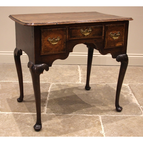 1027 - A George III oak and mahogany crossbanded low boy, the rectangular moulded plank top with rounded fr... 