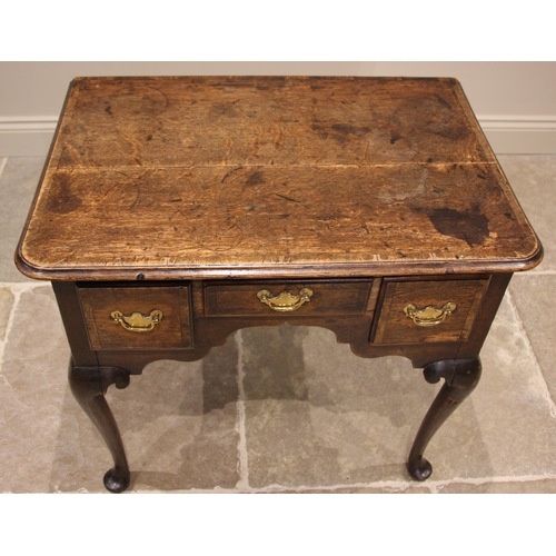 1027 - A George III oak and mahogany crossbanded low boy, the rectangular moulded plank top with rounded fr... 