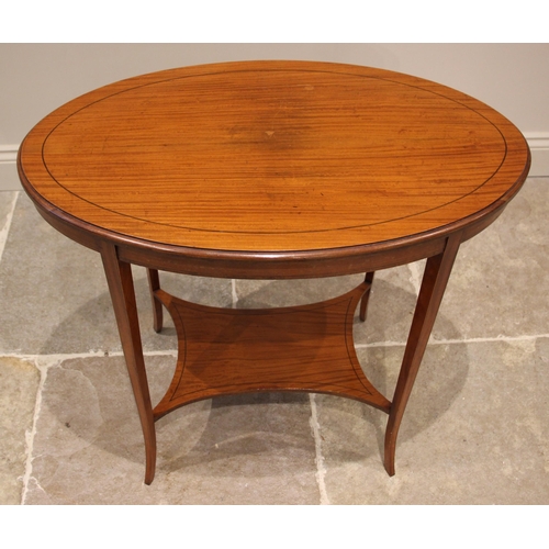 1108 - An Edwardian satinwood oval occasional/lamp table, the oval moulded top, upon slender tapering legs ... 