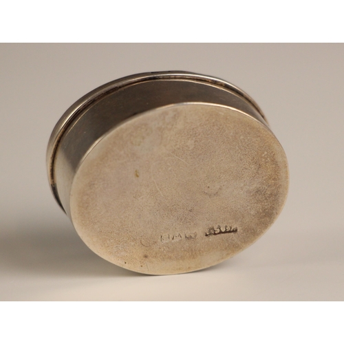 330 - An Edwardian silver mounted pill box, inlayed with a banded hardstone, gilt interior, the mount mark... 