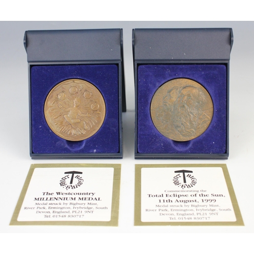 370 - A Bigbury Mint medal struck to commemorate the total eclipse of the sun on 11th August 1999, 5cm dia... 