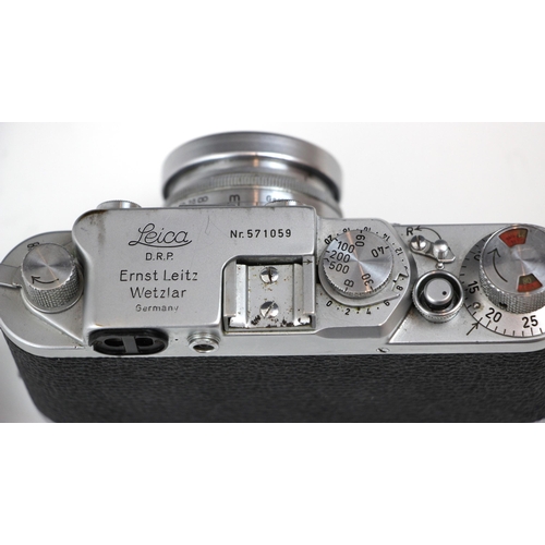 621 - An early Ernst Leitz Wetzlar Leica IIf Rangefinder camera in chrome finish, serial number 571059, ma... 