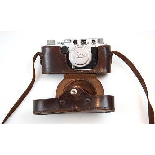 621 - An early Ernst Leitz Wetzlar Leica IIf Rangefinder camera in chrome finish, serial number 571059, ma... 