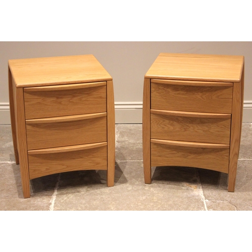 632 - A pair of Ercol Savona light oak bedside cabinets, late 20th/early 21st century, each formed with dr... 