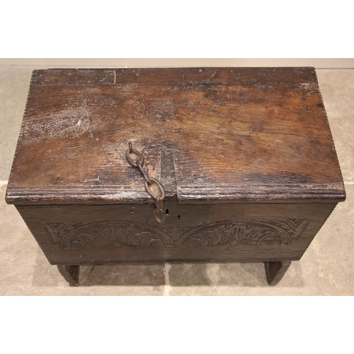 979 - A 17th century oak six plank oak coffer bach, the hinged cover with a serrated edge and iron clasp l... 