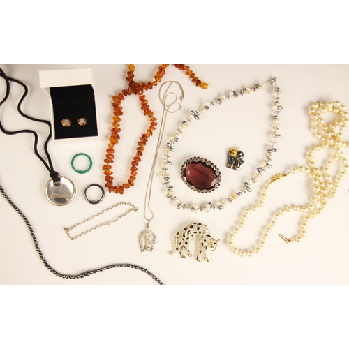 185 - A collection of costume jewellery to include; amber coloured beads with twist barrel clasp, overall ... 