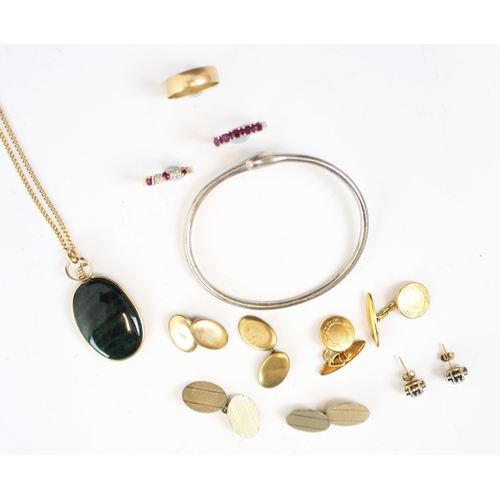 199 - A selection of jewellery, including a green striated hardstone necklace, the oval hardstone within y... 