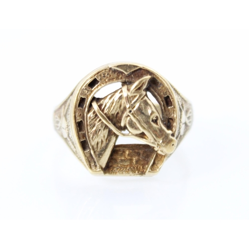 215 - A 9ct yellow gold ring, the head of the ring modelled as a  horseshoe with horse head detail to cent... 