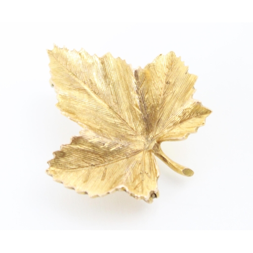 235 - A 9ct yellow gold novelty brooch, modelled as a maple leaf with engraved realistic detail, with hing... 