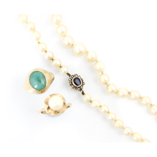 278 - A selection of jewellery, including a string of cultured pearls with an untested sapphire and old cu... 