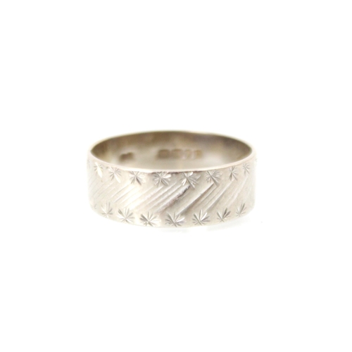 281 - An 18ct white gold wedding band, with demi engraved detail, stamped 'JB' London 1973, ring size Q, 4... 