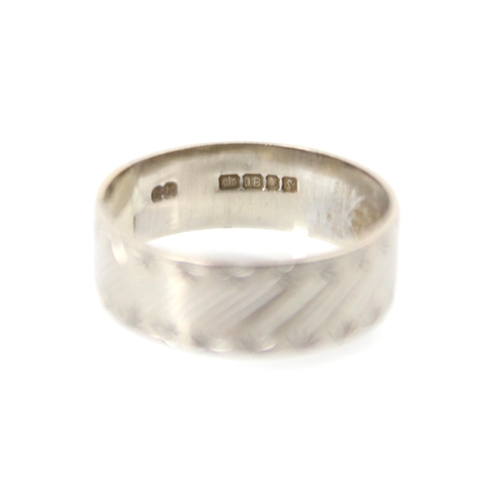 281 - An 18ct white gold wedding band, with demi engraved detail, stamped 'JB' London 1973, ring size Q, 4... 