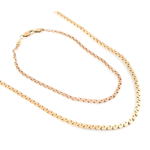 285 - A 9ct yellow gold necklace, the flat link scroll chain, with lobster clasp fastening, 40cm long, sta... 