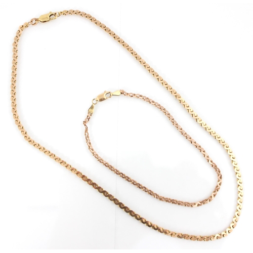 285 - A 9ct yellow gold necklace, the flat link scroll chain, with lobster clasp fastening, 40cm long, sta... 