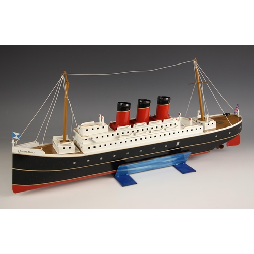 402 - WHITE STAR LINE/TITANIC INTEREST: A German Tucher & Walther clockwork model of the Titanic, 20th cen... 