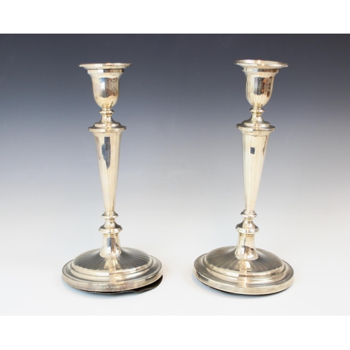 72 - A pair of Victorian silver candlesticks, William Comyns and Sons, London 1900, the urn shaped sconce... 