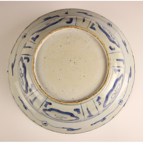 786 - A Chinese Kraak porcelain blue and white bowl, Wanli Period (1572–1620), the bowl of circular form i... 